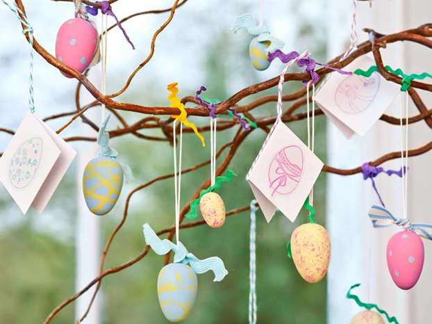 Albero di Pasqua con rami e decorazioni originali